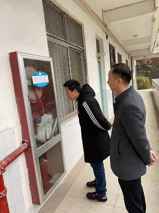 说明: C:\Users\Administrator\Desktop\beat365亚洲版官网开展冬季消防安全检查活动2021.12.17\beat365亚洲版官网开展冬季消防安全检查活动2021.12.17\4.jpg