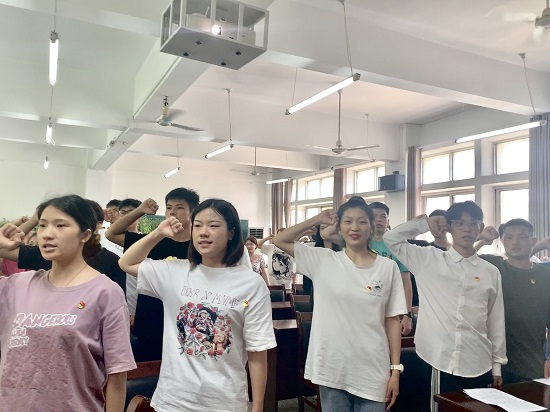 说明: C:\Users\Administrator\Desktop\beat365亚洲版官网举行新党员入党宣誓大会2022.6.9\beat365亚洲版官网举行新党员入党宣誓大会2022.6.9\2.jpg