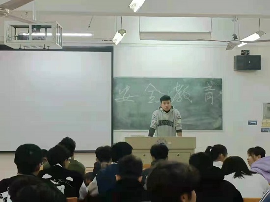 说明: C:\Users\Administrator\Desktop\beat365亚洲版官网召开期末安全教育主题班会2021.12.27\beat365亚洲版官网召开期末安全教育主题班会2021.12.27\1.jpg