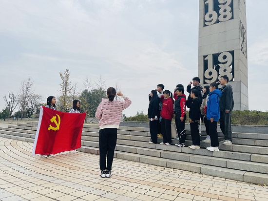 说明: C:\Users\Administrator\Desktop\beat365亚洲版官网学生党支部到九江抗洪广场开展党史学习教育\beat365亚洲版官网学生党支部到九江抗洪广场开展党史学习教育\780aa3956db4caca0ba9e1ec0e59243.jpg