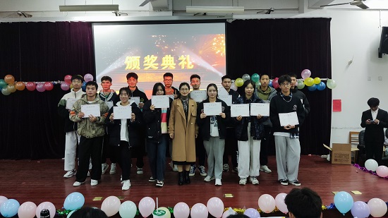 说明: C:\Users\Administrator\Desktop\beat365亚洲版官网举办2021年迎新文艺表演大赛2021.12.15\beat365亚洲版官网举办2021年迎新文艺表演大赛2021.12.15\8.jpg