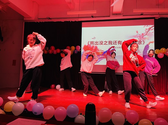 说明: C:\Users\Administrator\Desktop\beat365亚洲版官网举办2021年迎新文艺表演大赛2021.12.15\beat365亚洲版官网举办2021年迎新文艺表演大赛2021.12.15\4.jpg